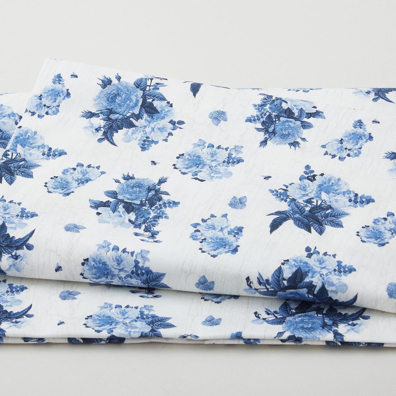 AJ's Water Color Studio - Flower Bouquets Blue/White 2 Yard Cut