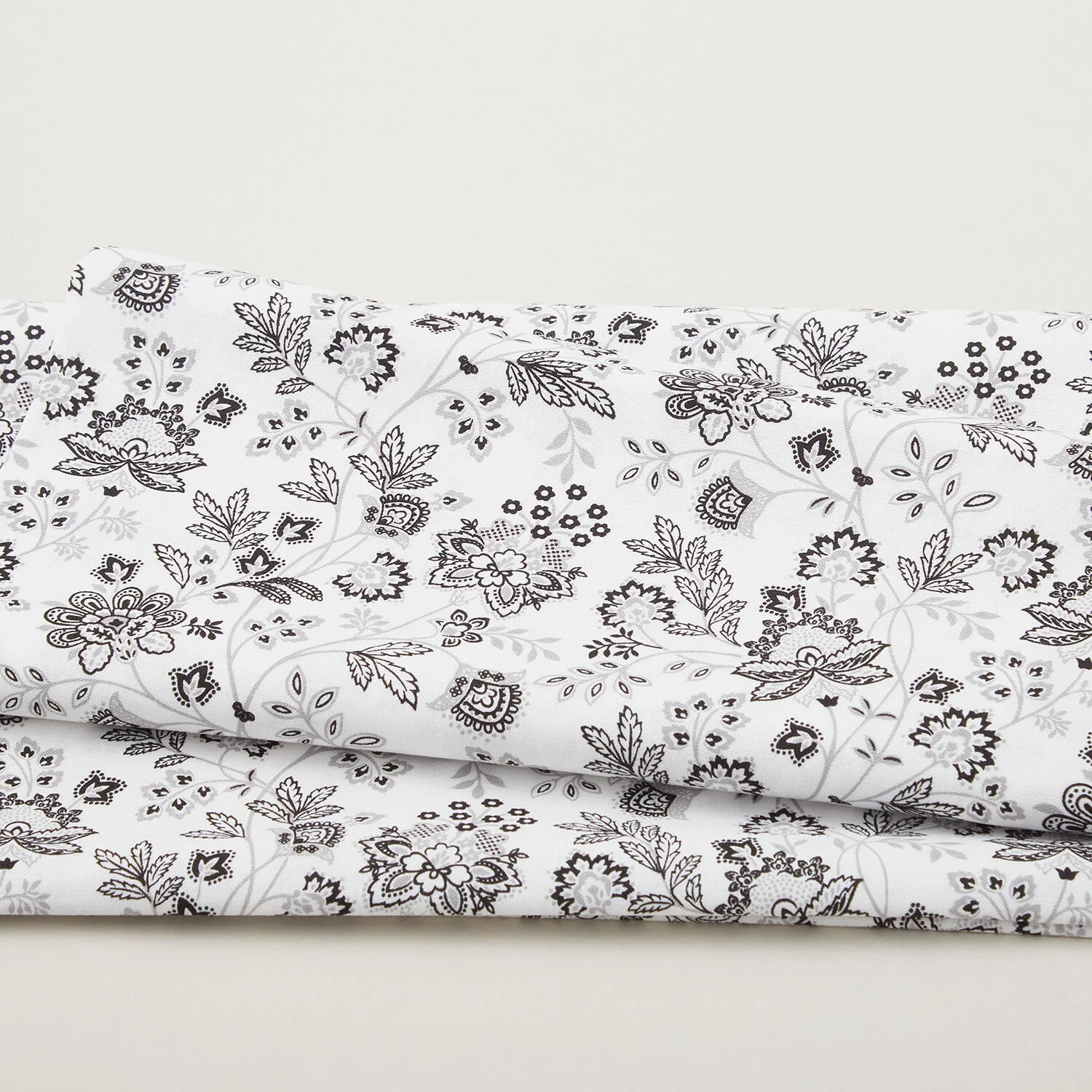 Bandana Medley - Bandana Floral White/Black 2 Yard Cut