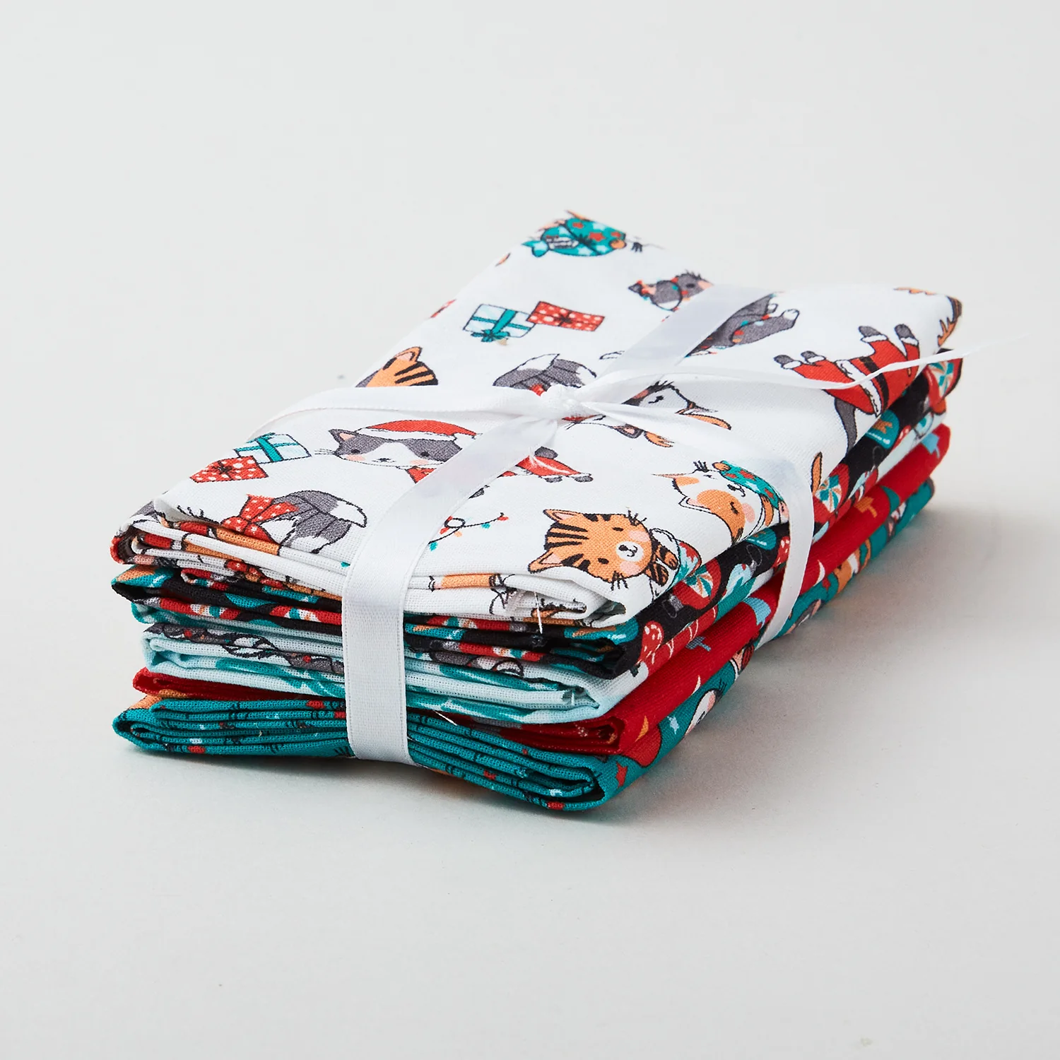 It's a Cats Christmas Favorites 5 Piece Fat Quarter Bundle - Image 2