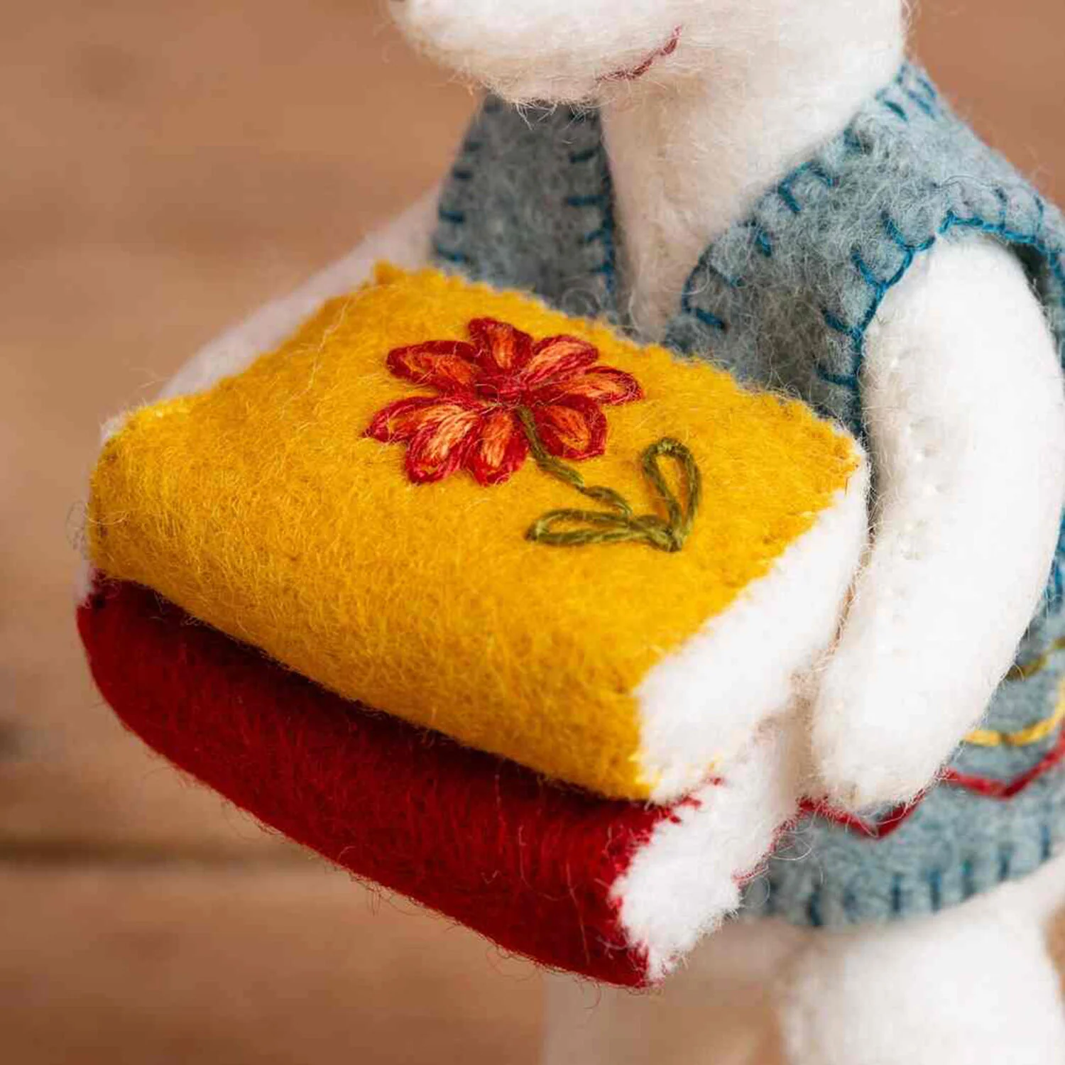 Little Mouse The Librarian Felt Craft Mini Kit - Image 2