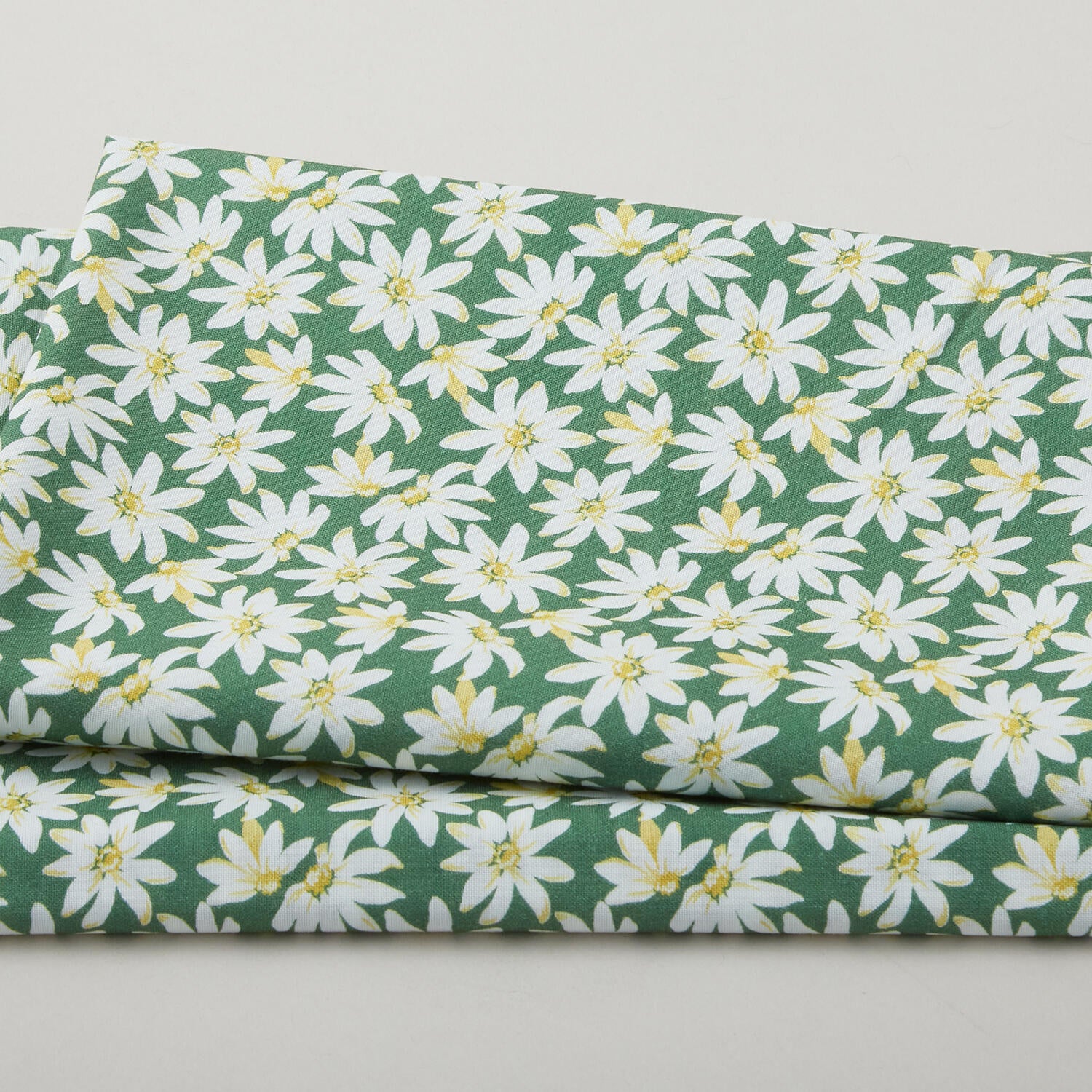 Meadow Breeze Favorites - Daisies Green 2 Yard Cut