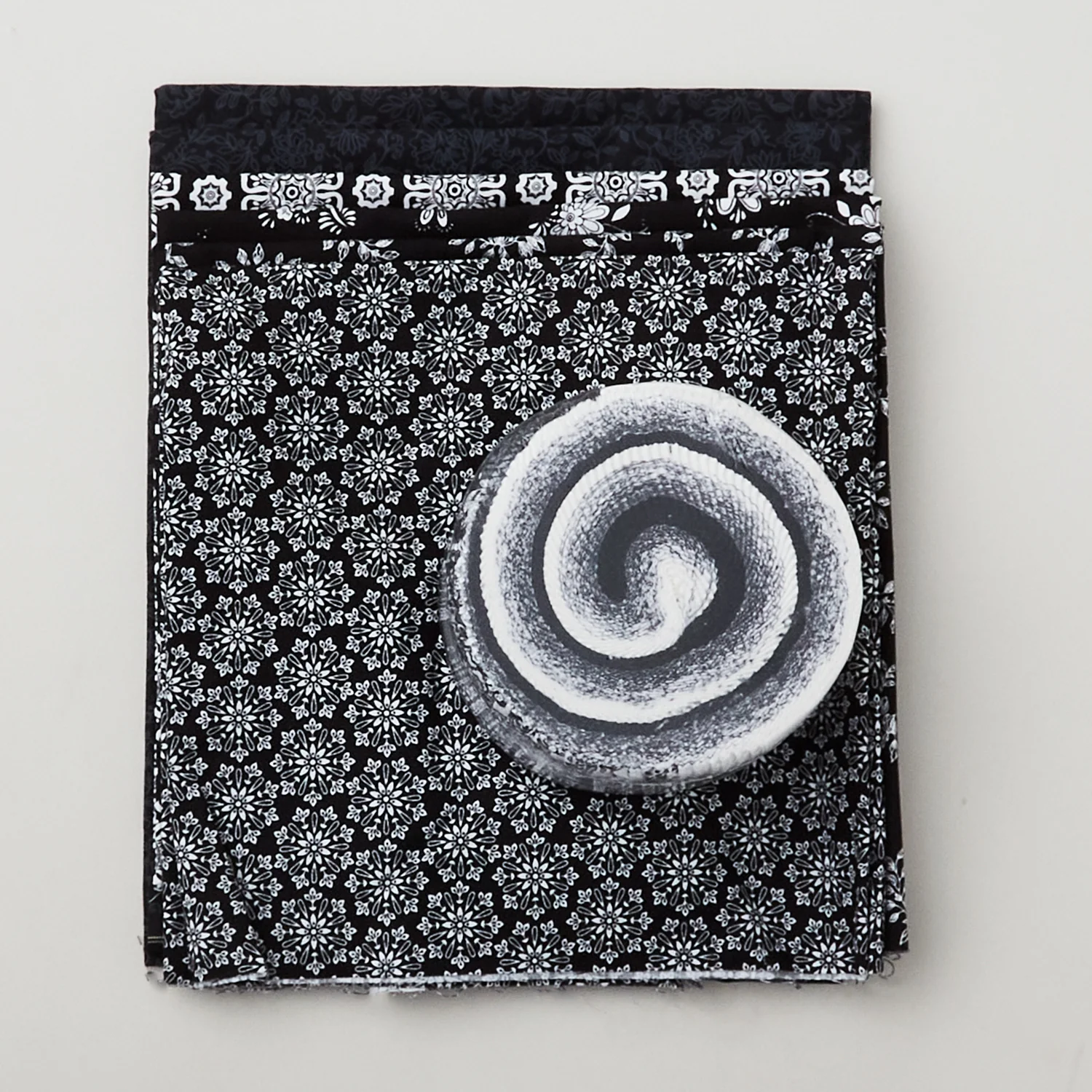 Missouri Star Blackout Echo Star Log Cabin Quilt Kit - Image 2